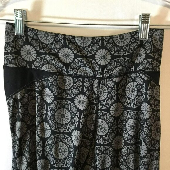 Kyodan Capri Leggings Gathered Calf Stretch Women's Sz XS Black and Gray Active - Picture 2 of 8